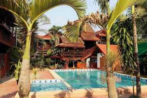 Гостиница Golden Teak Home Resort  Saraphi
